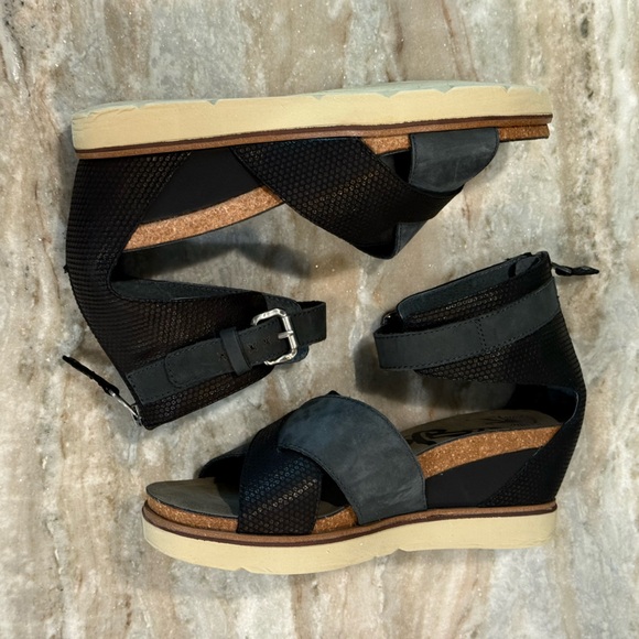 OTBT Shoes - Women’s OTBT Teamwork black/grey leather sandals- Size 9.5